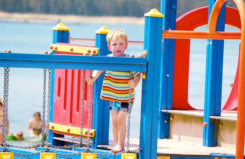 Camping met kinderspeeltoestellen